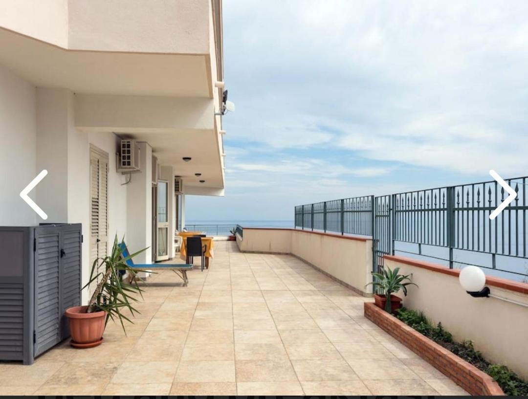 La Nave Sul Mare Di Taormina Bed & Breakfast Letojanni Exterior photo